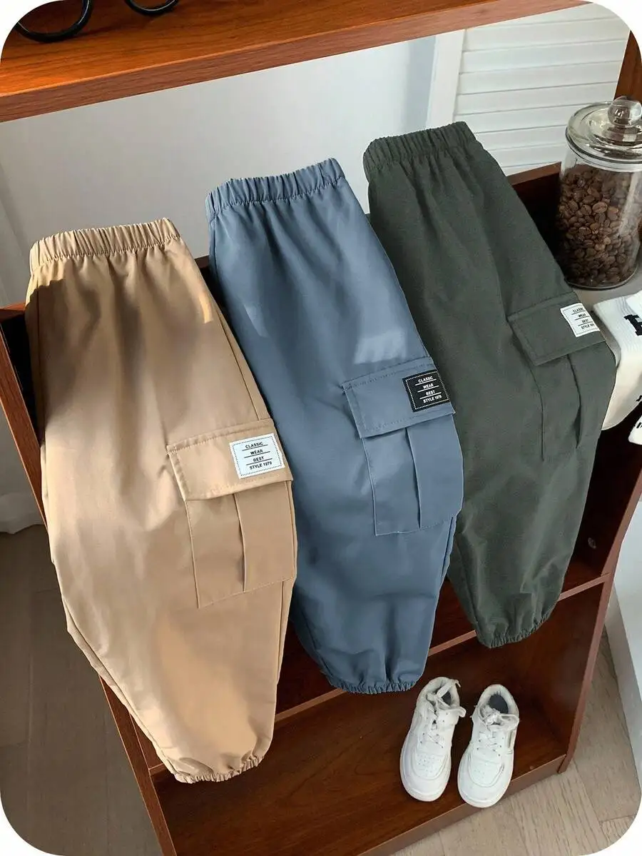 

Комплект из 3 детских брюк-карго свободного кроя с завязками на талии, цвета хаки, синего и оливкового.