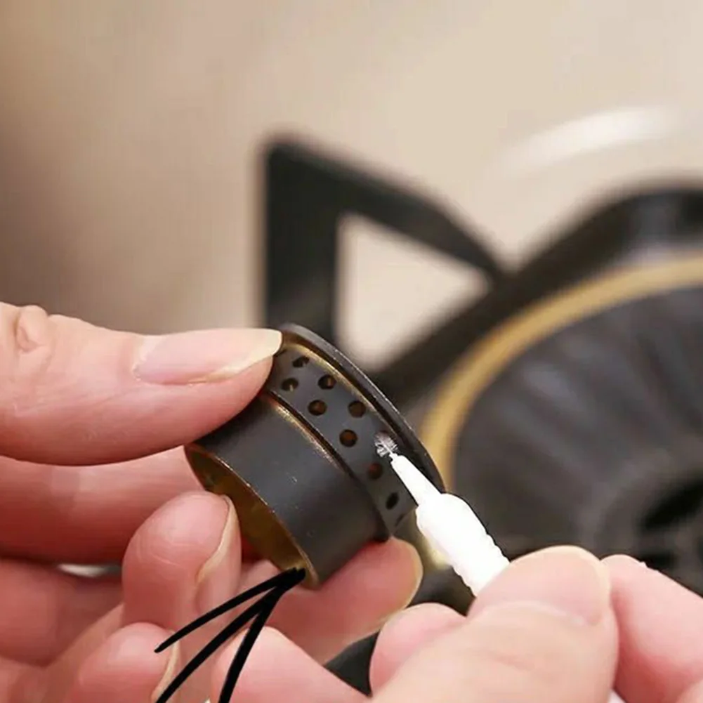 فرشاة تنظيف ذات شعيرات مرنة لصنابير رؤوس الدش والتركيبات المنزلية مع مقبض غير قابل للانزلاق للاستخدام المريح