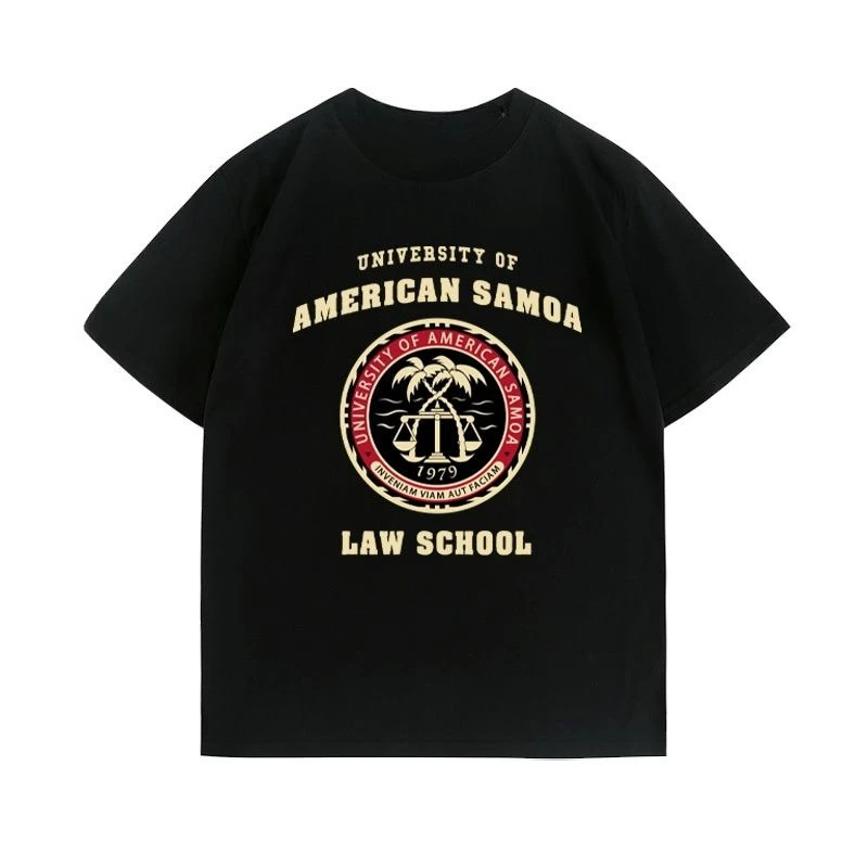 تي شيرت يرتديه مدرسة الحقوق في جامعة سيمويا في المسلسل التلفزيوني الأمريكي "أفضل المحامي" فضفاض ورجعي للرجال