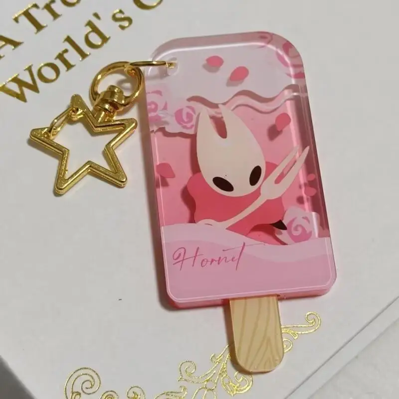 พวงกุญแจอะคริลิคฮอร์เน็ตจาก Hollow Knight ของเล่นเสริมเกมสำหรับเด็กผู้ชาย ของตกแต่งกระเป๋า itabag จี้ห้อยกระเป๋า อุปกรณ์ตกแต่งซิป