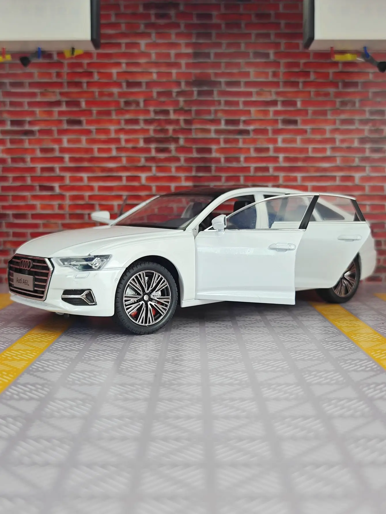 

1:24A6L alloy car model children pull-back acousto-optic toy door and hood trunk can be opened and good quality fine workmanship