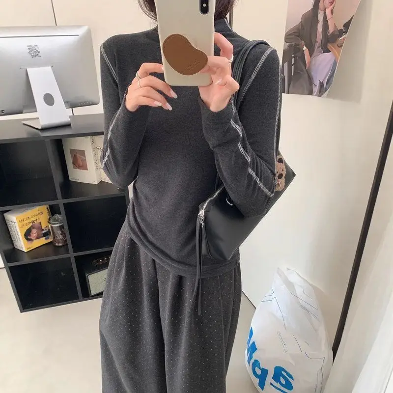 قميص نسائي بياقة عالية بثلاثة ألوان متعدد الاستخدامات للشتاء بتصميم جديد للارتداء الداخلي من ألياف البوليستر ضيق ومناسب بأكما...