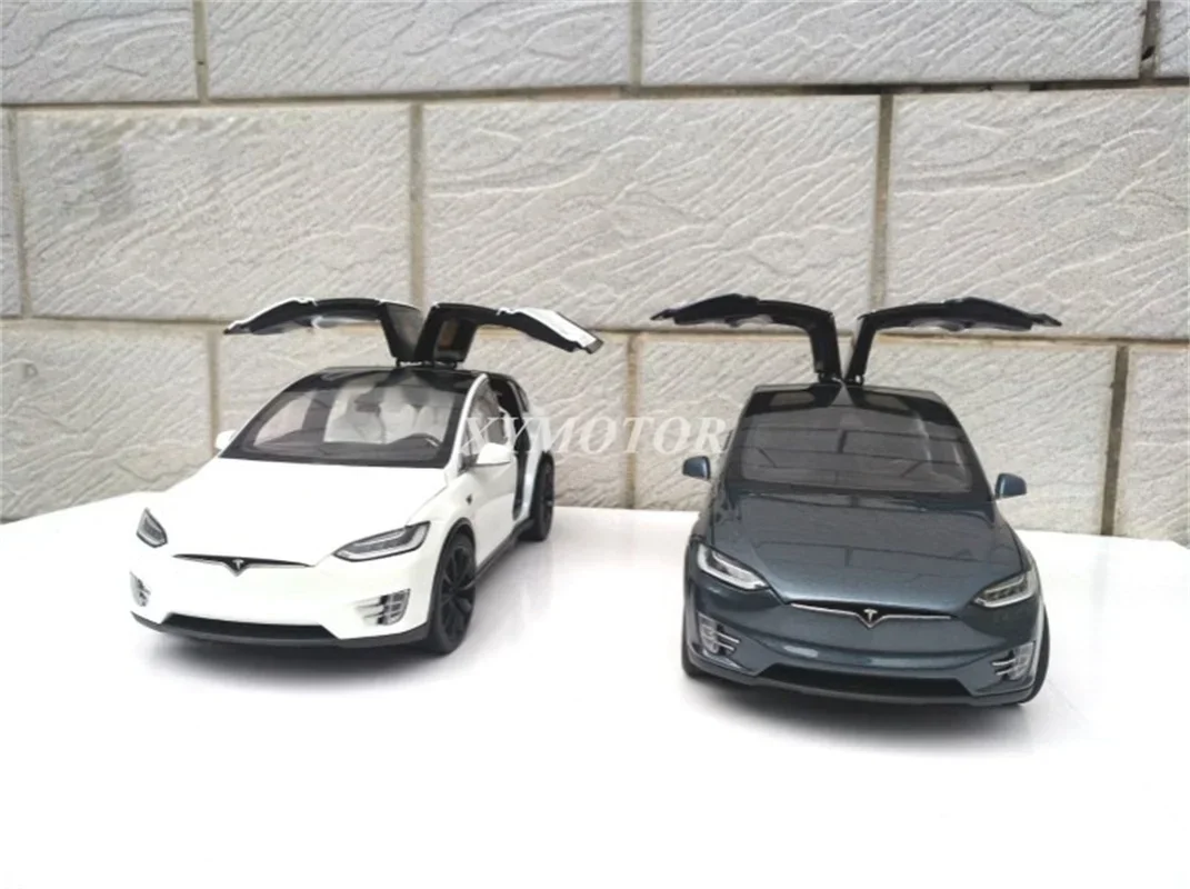 

Модель автомобиля Tesla X P100D, 1:18, белая/серая детская игрушка, подарок, демонстрация, коллекционные украшения