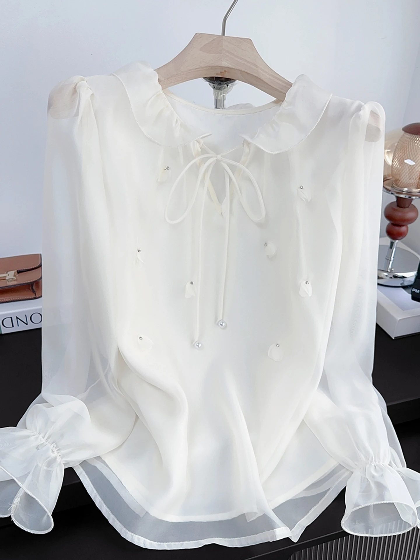 

Нежная белая женская блузка свободного кроя с кружевным воротником и декором в виде лепестков, с эффектом стройности, для весеннего повседневного образа, с рукавами-фонариками, стандартной длины