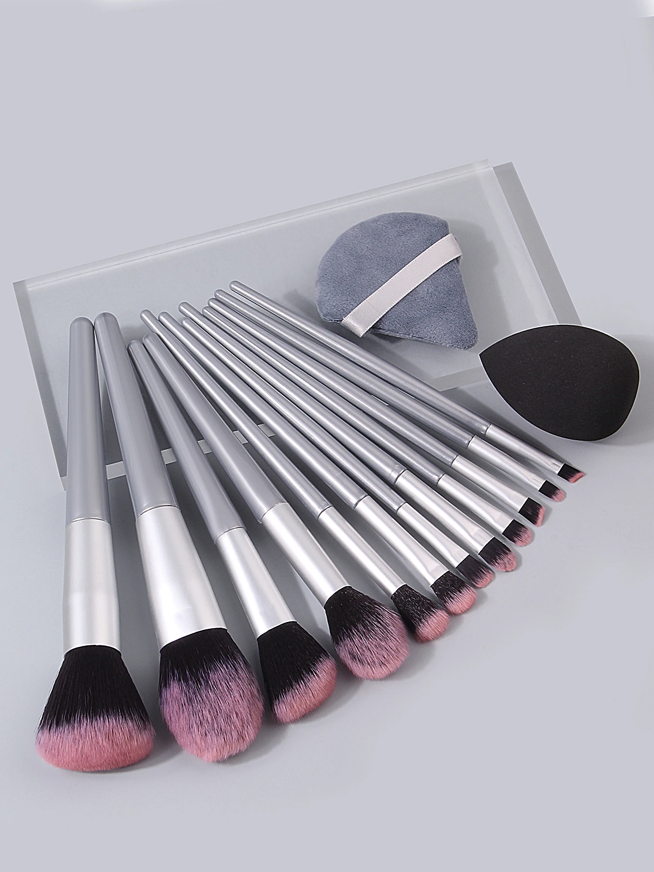 12개의 부드러운 모의 메이크업 브러쉬 세트는 뷰티 에그와 삼각형 파우더 퍼프와 짝을 이루며 초보자에게 매우 유용합니다.