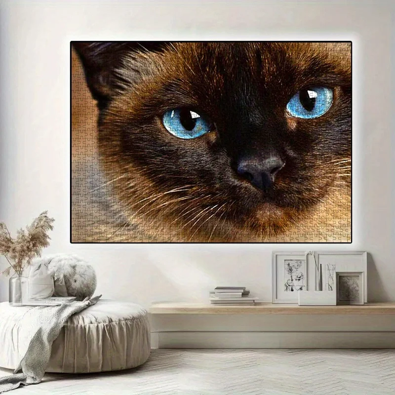 تتميز ألغاز ورقية مكونة من 1000 قطعة من قطة سيامية مقربة بعيون زرقاء، مصنوعة من الورق المقوى الأبيض عالي الجودة. إنه الأداء