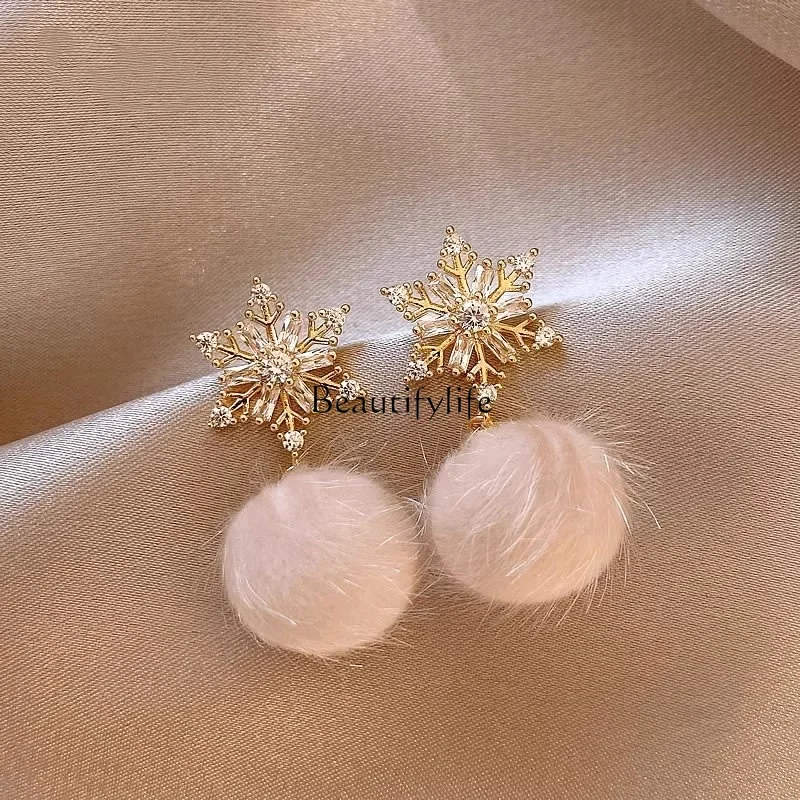 Exquisite and Versatile Snowflake Fur Ball Earrings Niche Advanced French Entry Lux Autumn/Winter Earrings