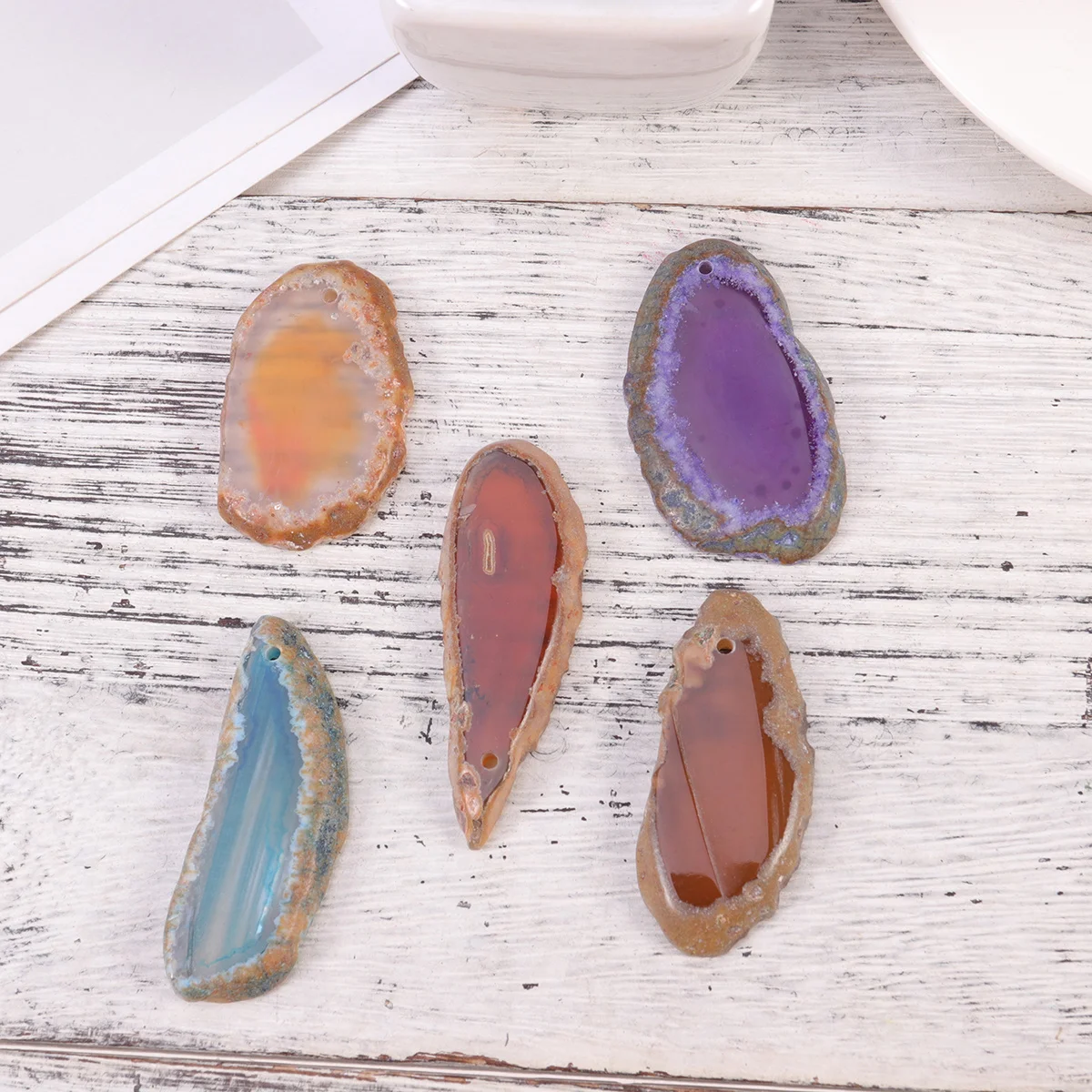 

20 шт. красочные ломтики агата с просверленными отверстиями, пластины из натурального камня для ювелирных изделий своими руками, колокольчики, домашний декор, ремесленные проекты, нарезанные