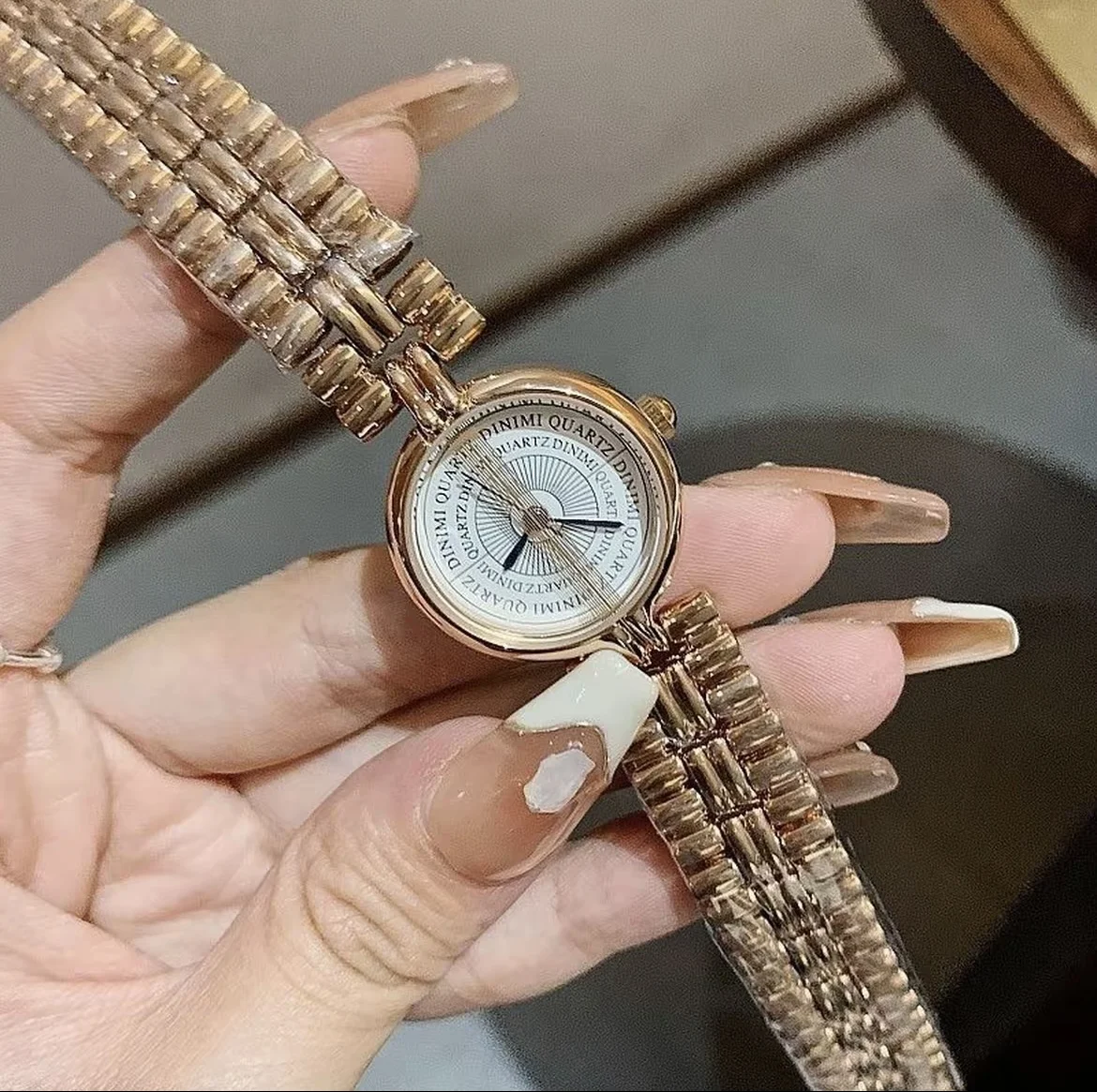 2025 حار! جديد الموضة سوار خمر الذهب المرأة ووتش شخصية فاخرة اللكم الملمس النمط النبيل
