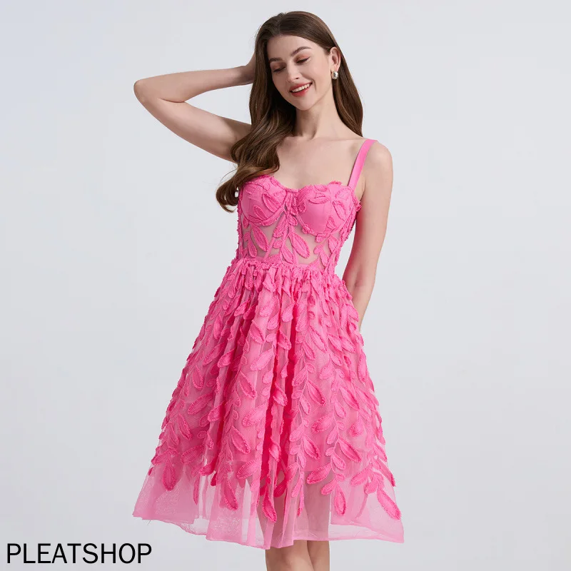 Vestido de malha de renda bordado resistente de três cores emagrecimento anéis de aço espinha de peixe alças halter sem alças e camadas grandes