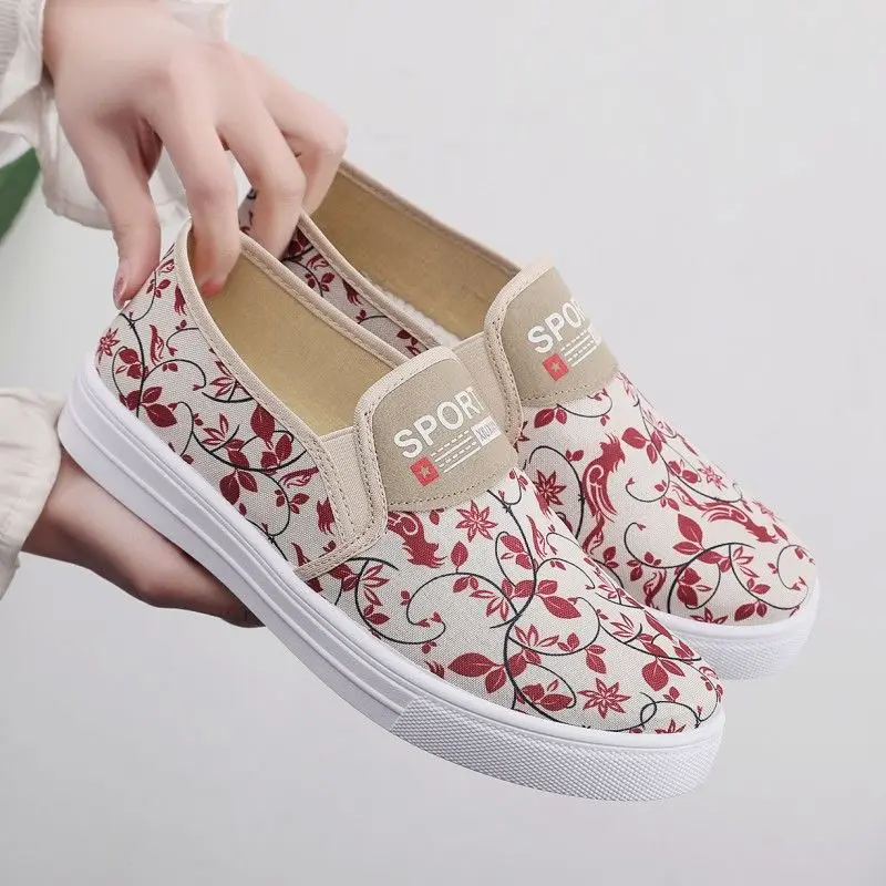 New Women's Printed Flat Cloth Shoes 2026 Spring Autumn Casual Sneakers Female Breathable Casual Cloth Shoes Beijing Cloth Shoes