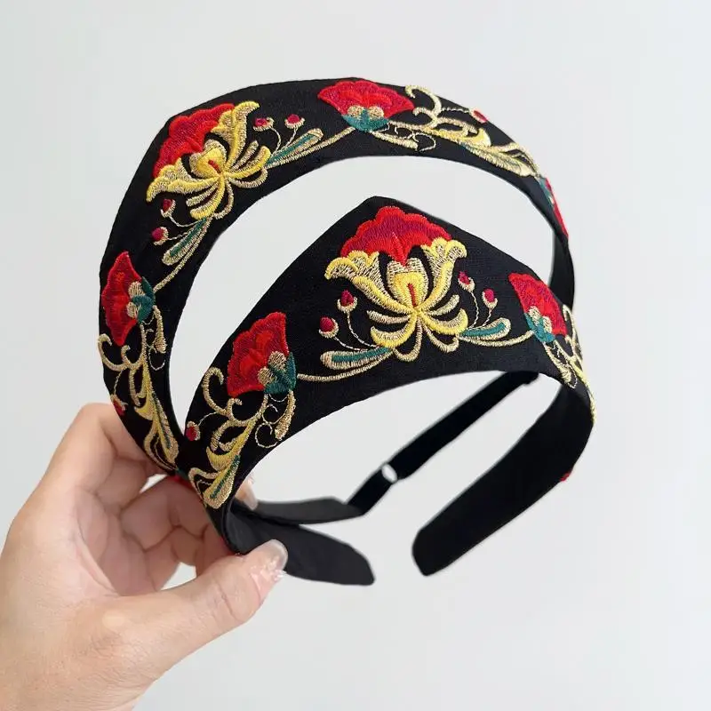 Vintage-Stil, russische Ethno-Blumenstickerei, spitz zulaufendes Haarband für Damen, breites, modisches Haaraccessoire. – Detail 8