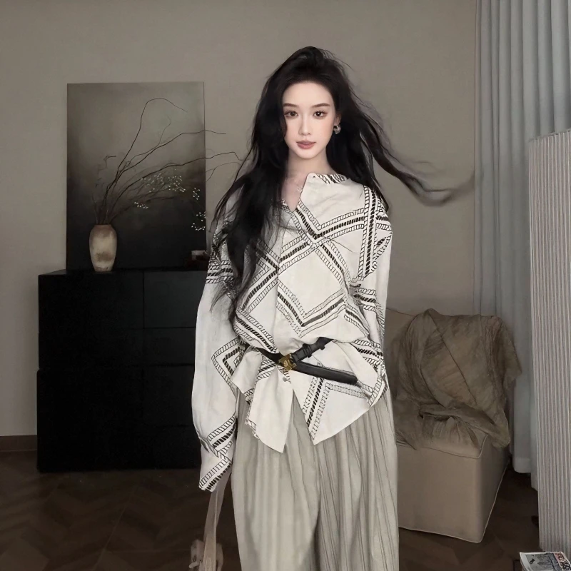 

2026 Summer Fashion New Women's Elegant Printed Retro Shirt with High End Design Sense Loose and Versatile Casual Top