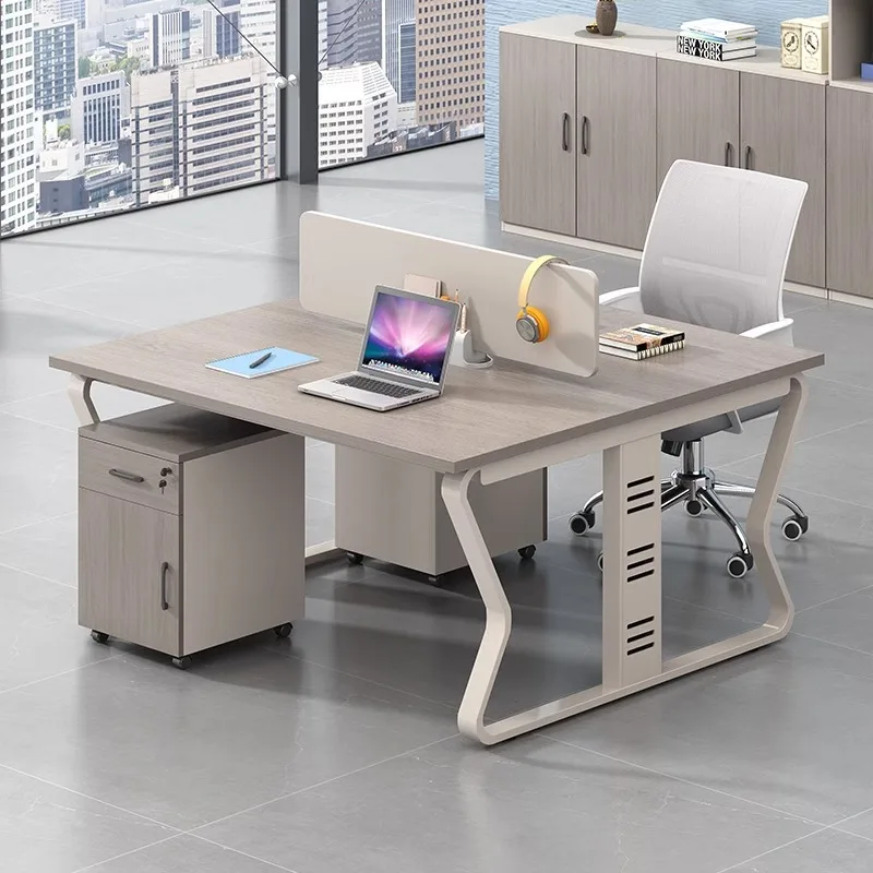 Büro-Computertisch, Personalsitz, einfacher Tisch mit Stahlrahmen und Schallwand