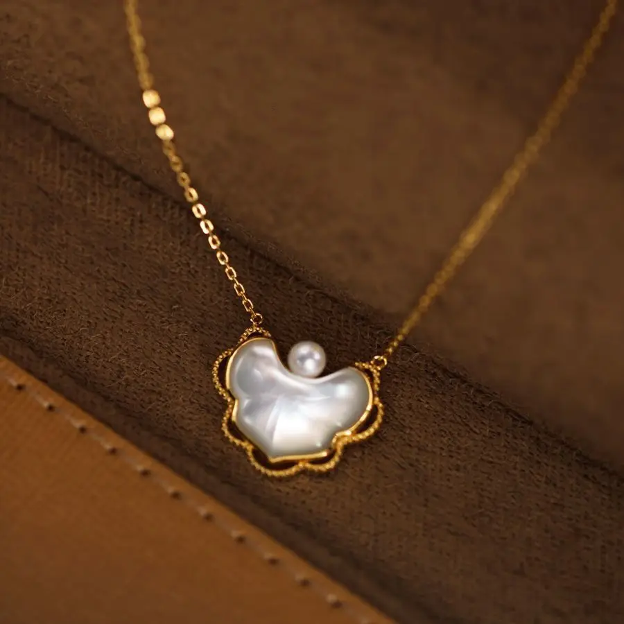 

2023 New Pearl Necklace Luxury Niche Design Original Pendant Fritillaria Safe Lock Necklace Clavicle Chain