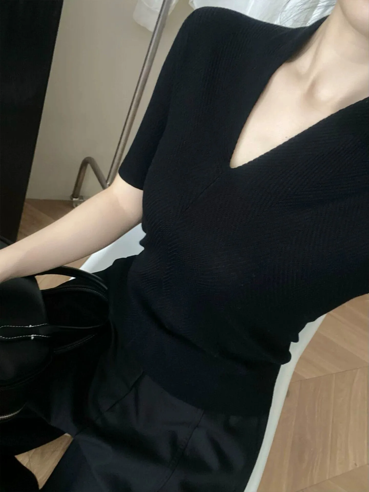 Camiseta Mujer Cuello V Seda Helada Ajustada - alternate angle