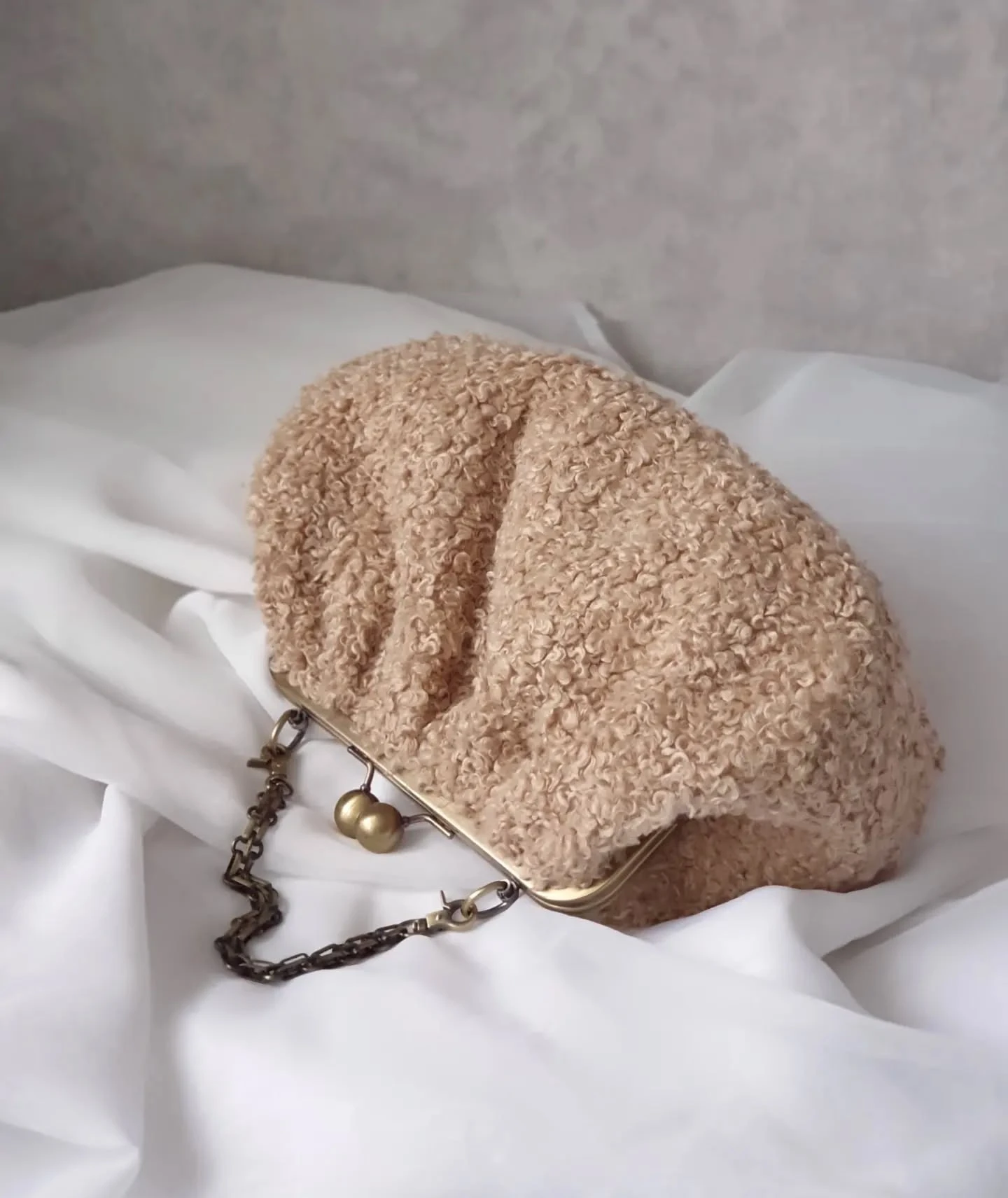 Lost in Vintage Bronze Big Ball Kiss Lock Clutch with Metal Frame Hasp Warm Sheep Big Bag 25x18x10cm Evening Clutch Spheres Bag