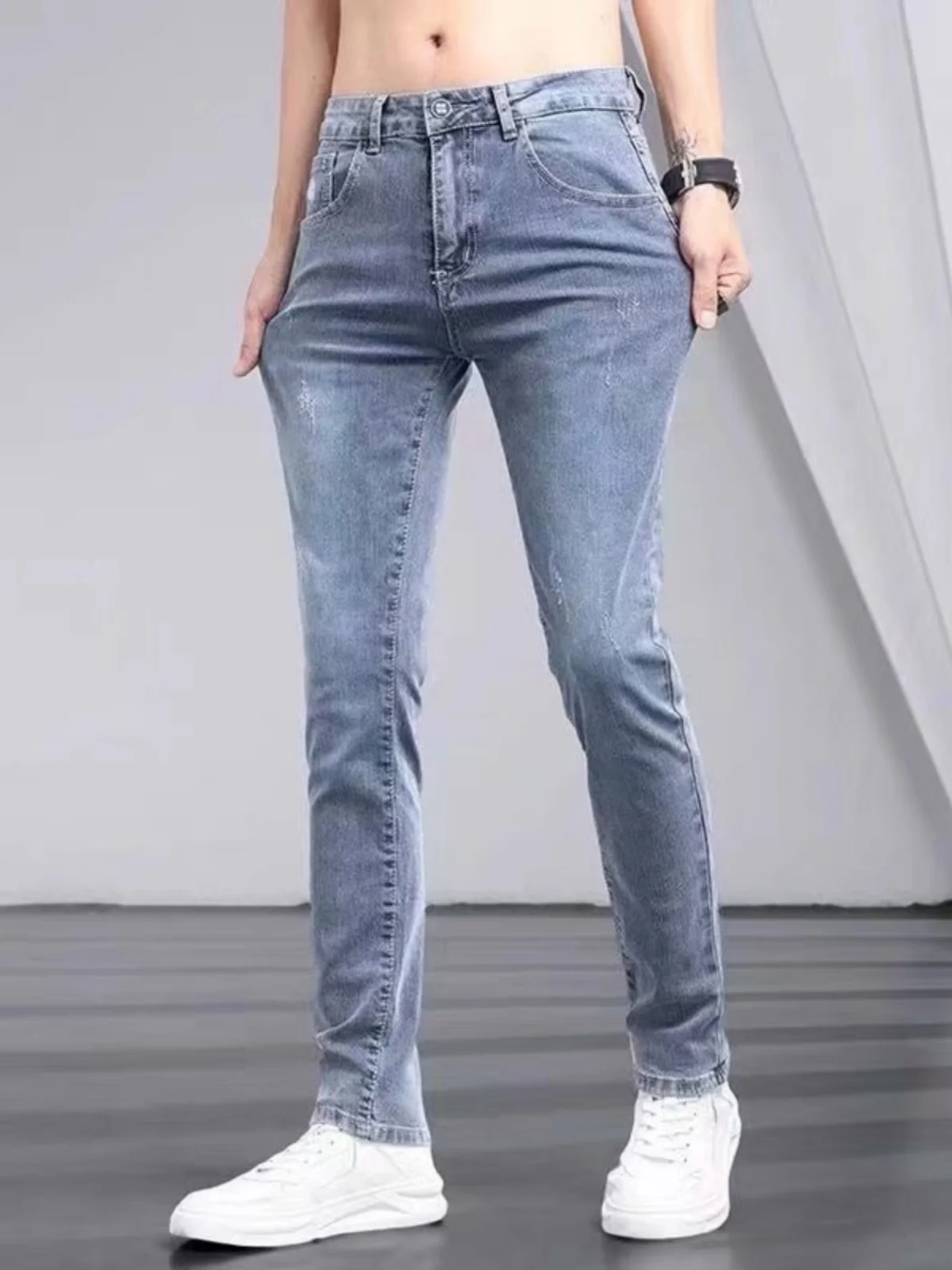 

Летние элитные светло-голубые мужские джинсы, облегающие эластичные модные корейские длинные брюки, молодежные повседневные модные джинсы