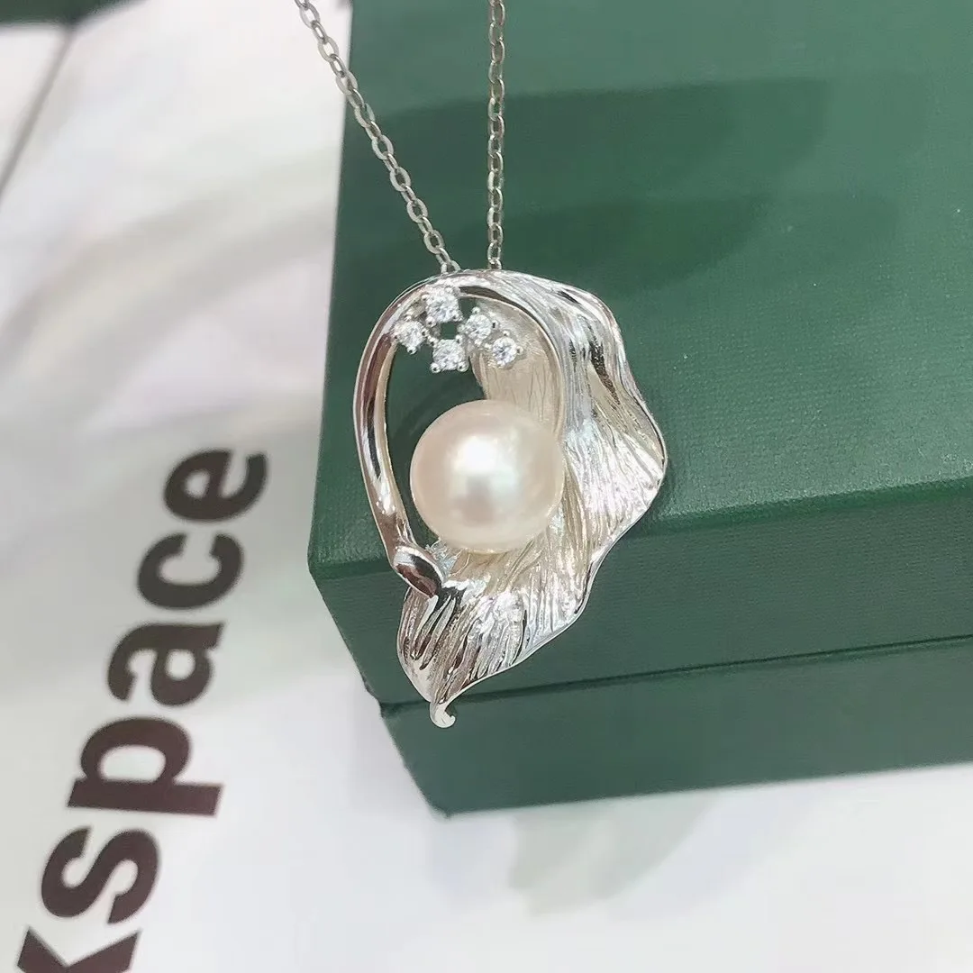 

New Leaf Pendant AAAA9-10mm Natural South Sea Round Pearl Pendant 18inch.925s