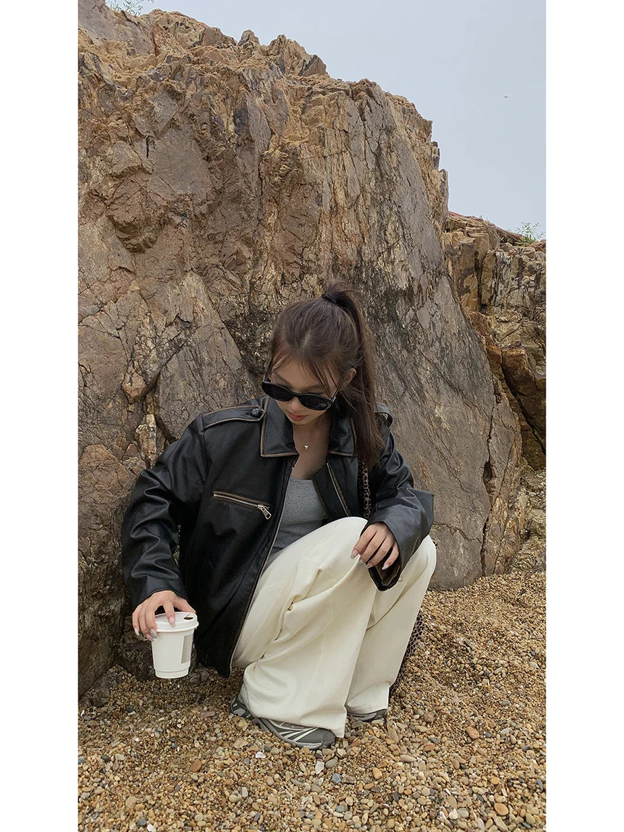 جاكيت جلد أسود للنساء بتصميم أمريكي عتيق راقٍ لخريف 2025