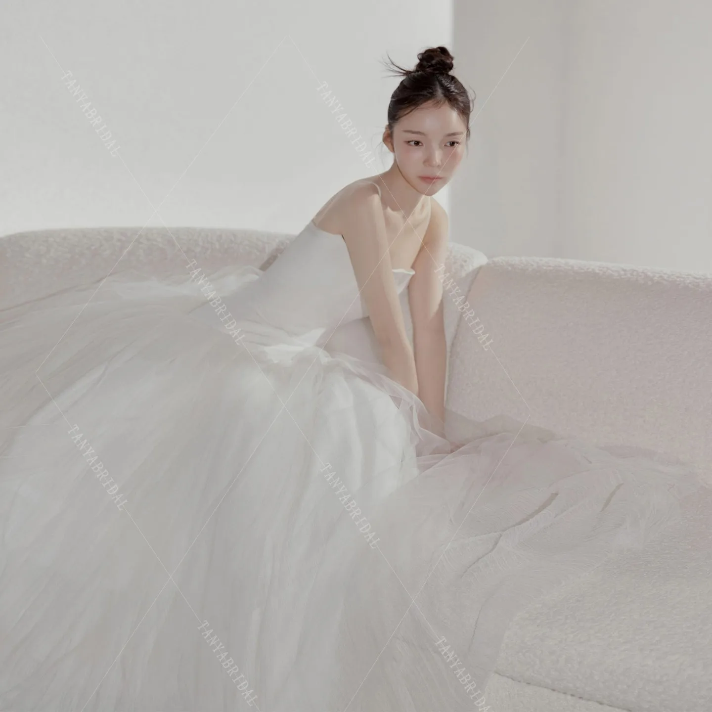 우아한 민소매 새틴과 튤 소재의 브라이덜 가운, 스파게티 스트랩 A라인 심플 웨딩드레스, 웨딩촬영 드레스