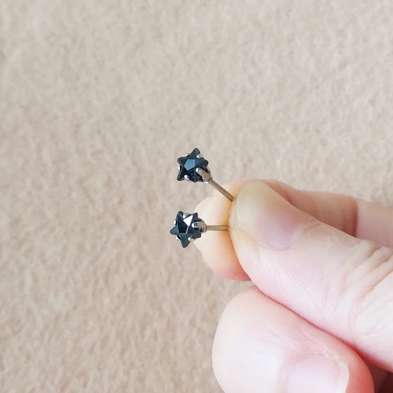 Ein Set 5 mm rote sternförmige Glas-Ohrstecker mit Edelstahlnadel, kurzer Schmuck, keine Allergie – Detail 5