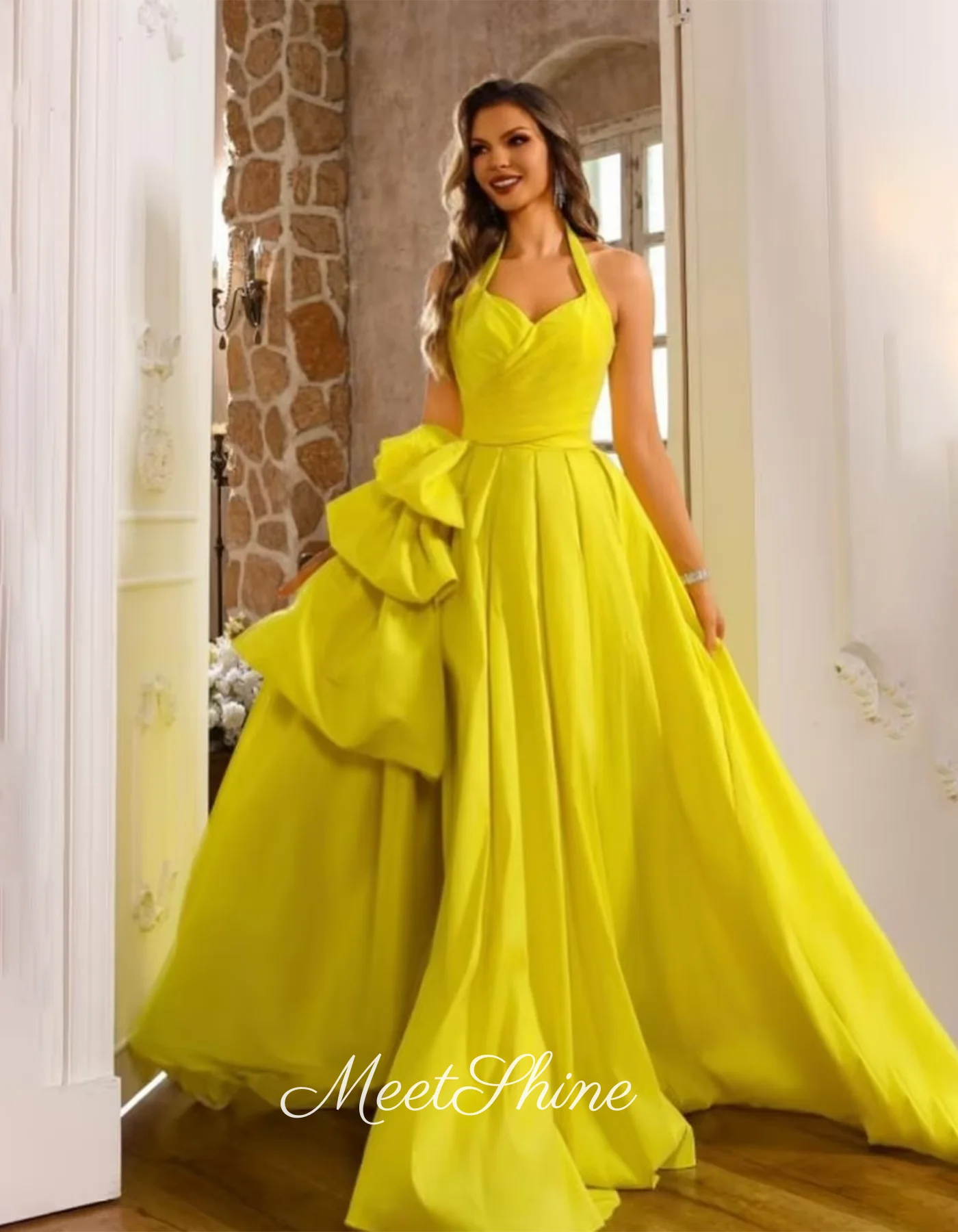 Moderne halter gele sweep trein avondjurken moderne mouwloze satijnen zijsplit galajurk speciale gelegenheidsjurken op maat