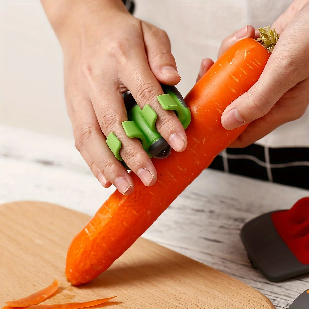 Hand-Gemüseschäler aus Edelstahl mit Gummi-Fingergriff. Bequemer Handflächenschäler, geeignet für Karotten usw., zufällige Farbe