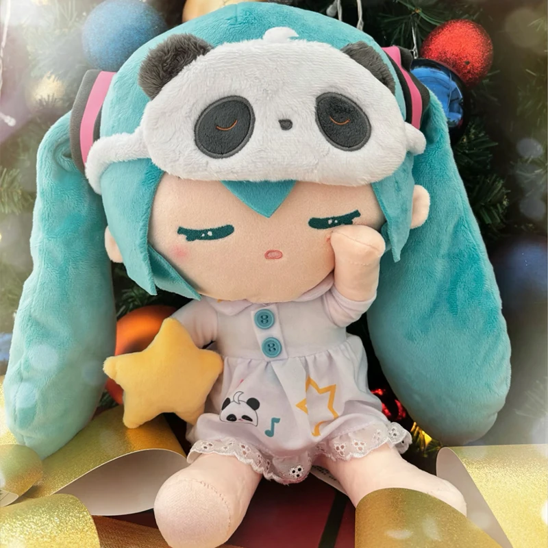 30cmの可愛い初音ミクのパンダ柄パジャマぬいぐるみ。女の子のおもちゃとして、添い寝に最適。柔らかく、肌触りが良く、プレゼントにもおすすめです。