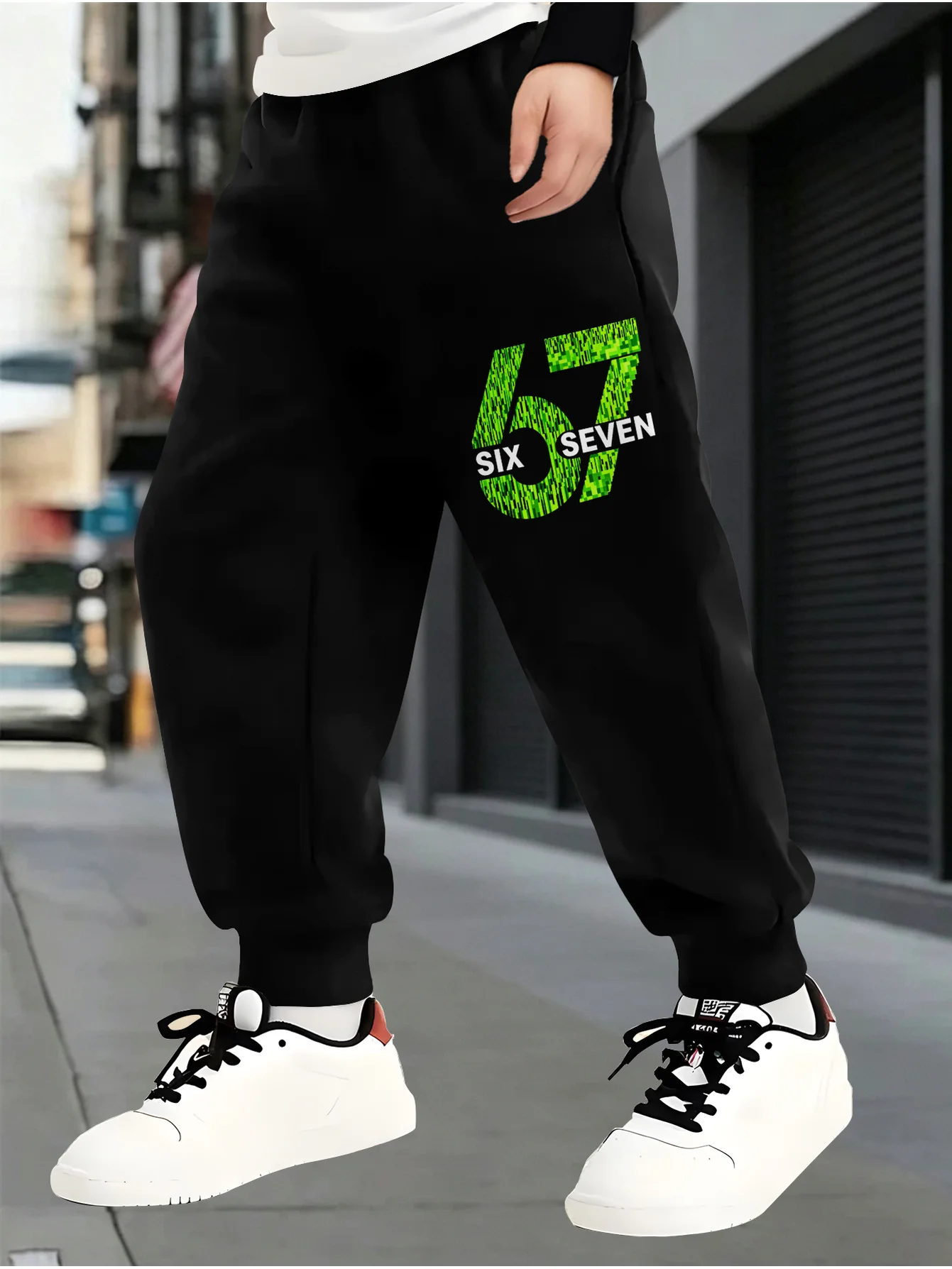 Stylish and handsome boys trousers for autumnand winterfeaturing a trendy number 67 print children's sports trousers/sweatpants.