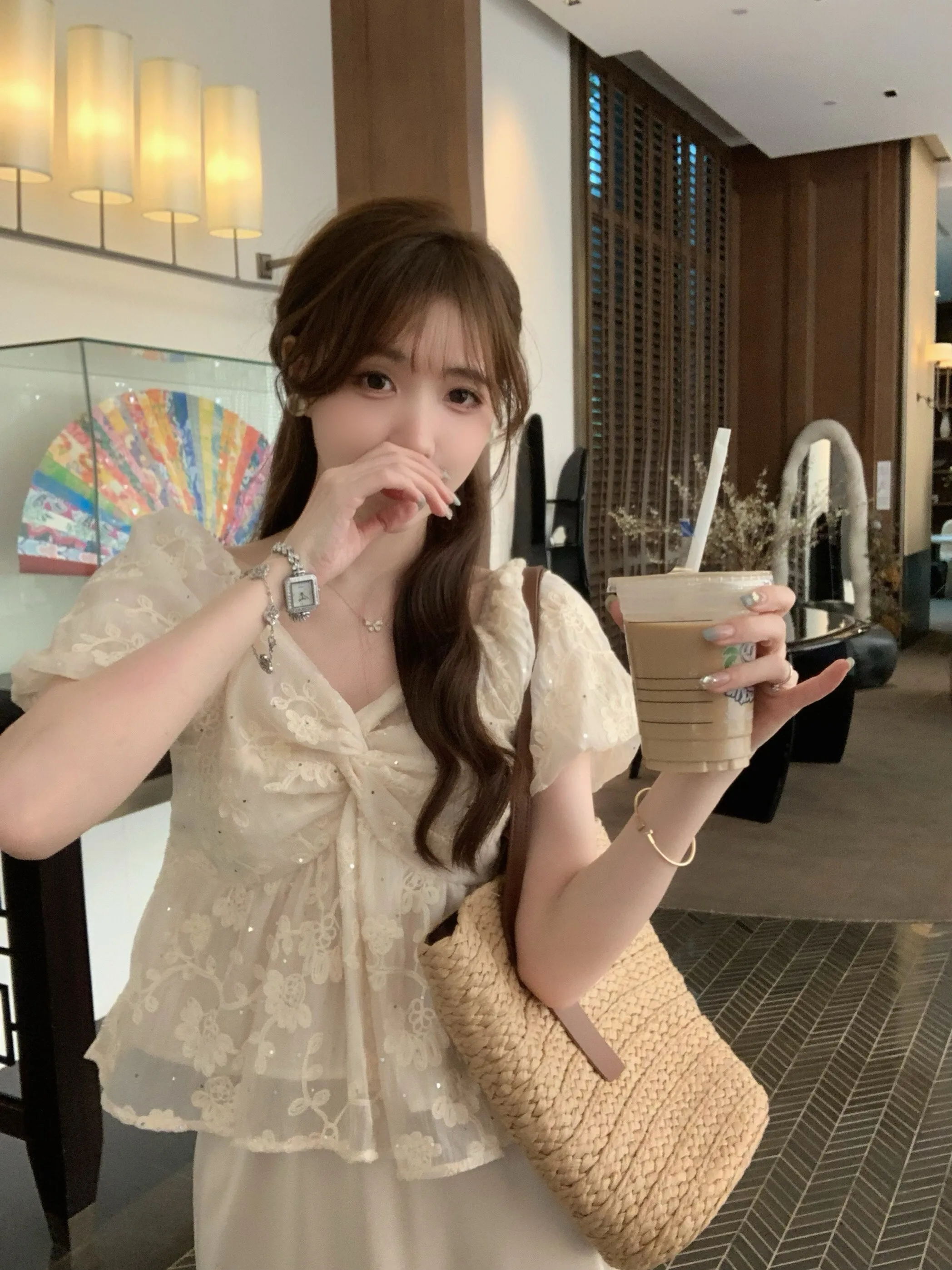 

Новая модная женская одежда: Элегантный топ Anli Princ Sle Loose с вышивкой, V-образным вырезом и пайетками, стройнящий, двусторонний, универсальный.