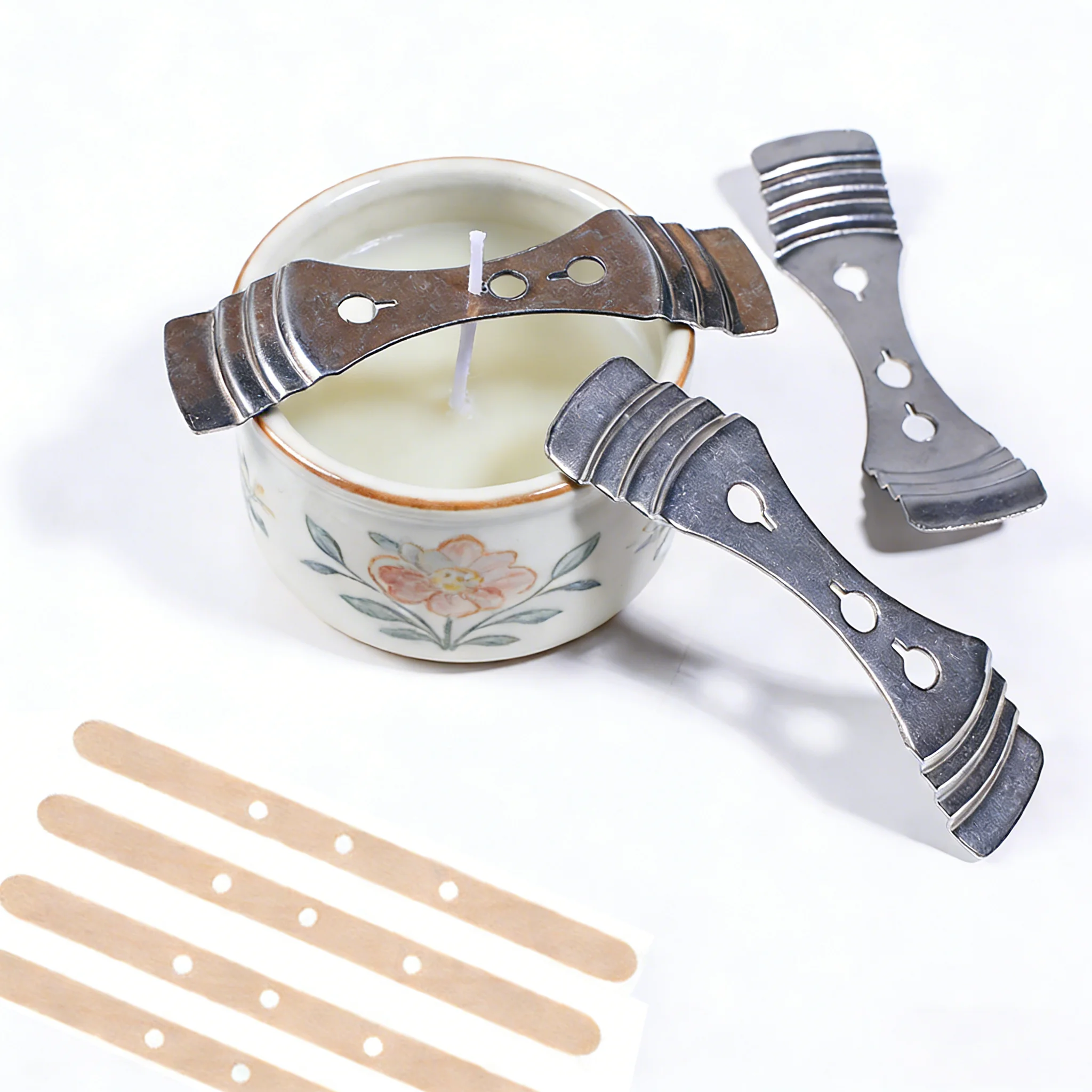 

Набор из 11 предметов: держатели для фитилей свечей (1 шт. из нержавеющей стали + 10 шт. деревянных), центрирующие устройства для фитилей, принадлежности для изготовления свечей