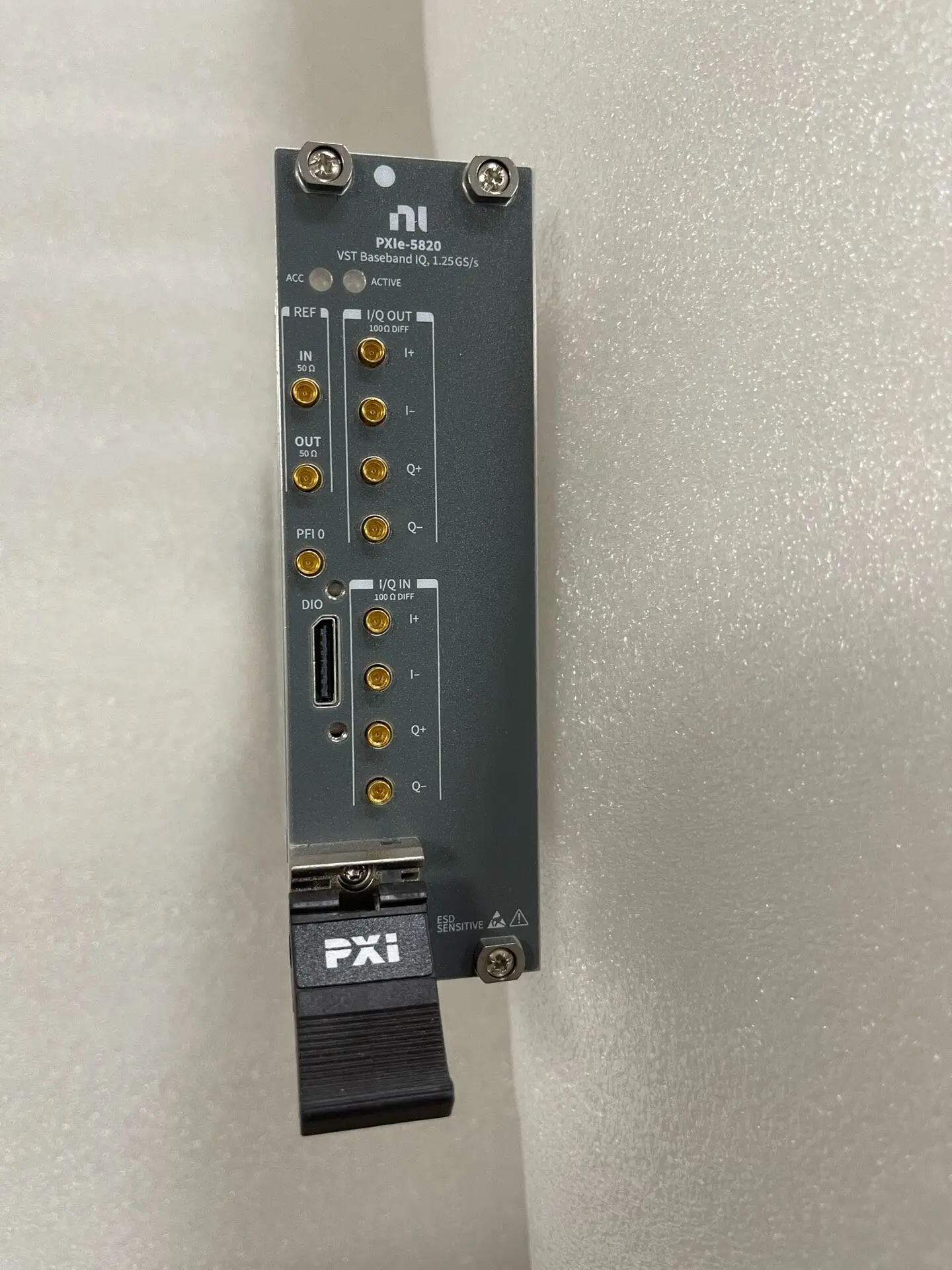 NI PXIE-5820 VST Baseband Vector Signal Transceiver
