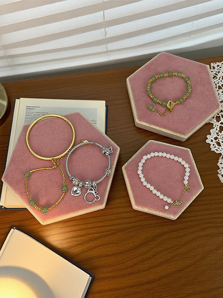 Hexagonal Jewelry Display Stand, Used for Organizing and Storing Bracelets and Necklaces.