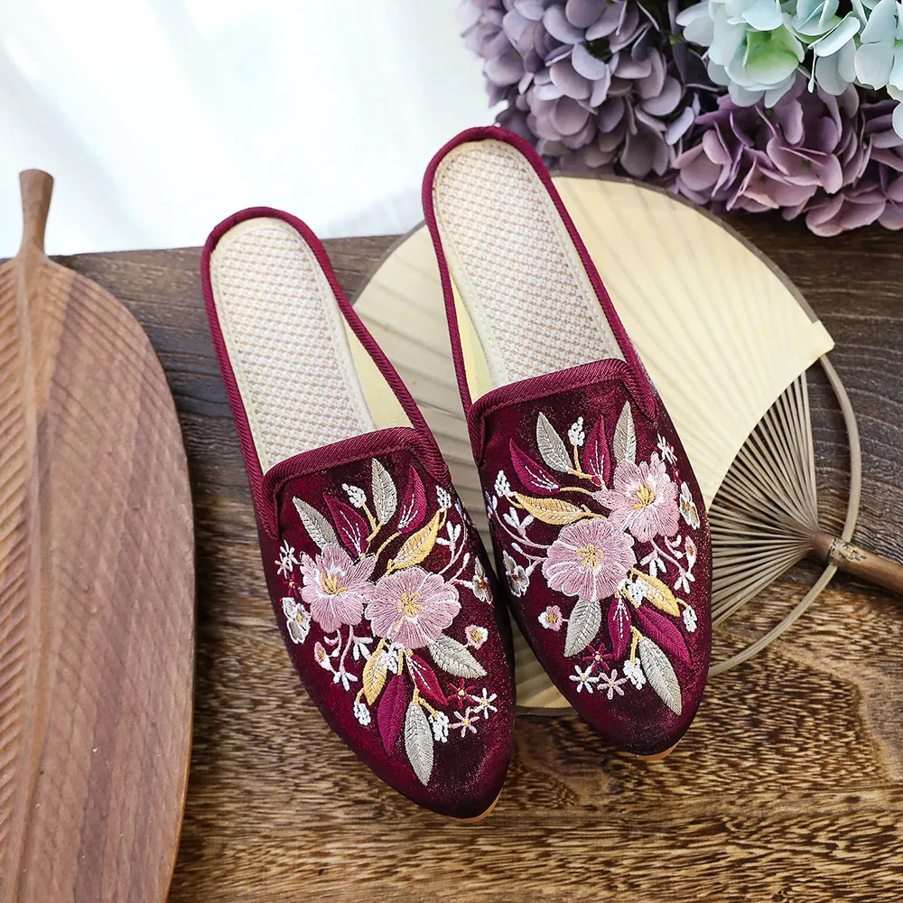 Woman\'s New Fabric Spring Pointed Toe Flat Mules Comfortable Slippers for Casual Fashion Ladies Summer Chinese Embroidered Shoes