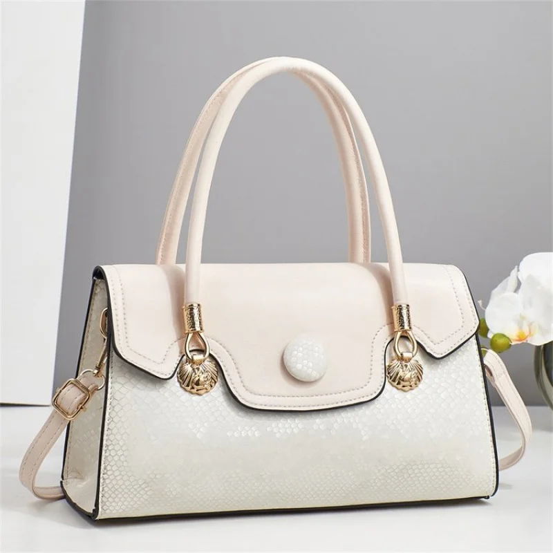 

Роскошная большая сумка из галькированной кожи с карманом на молнии и открытым верхом, удобный доступ