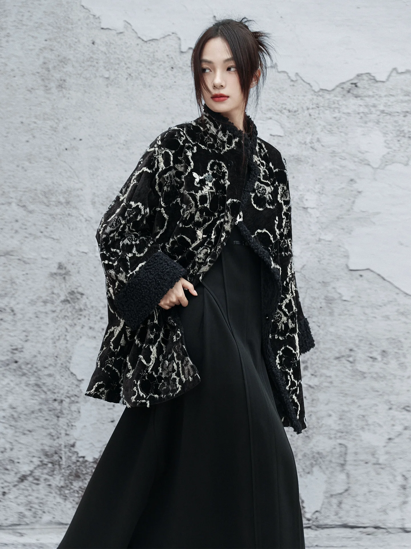 

Новая зимняя женская куртка из овечьего бархата с вышивкой, свободного кроя, с заниженной линией плеч, теплая, в китайском стиле