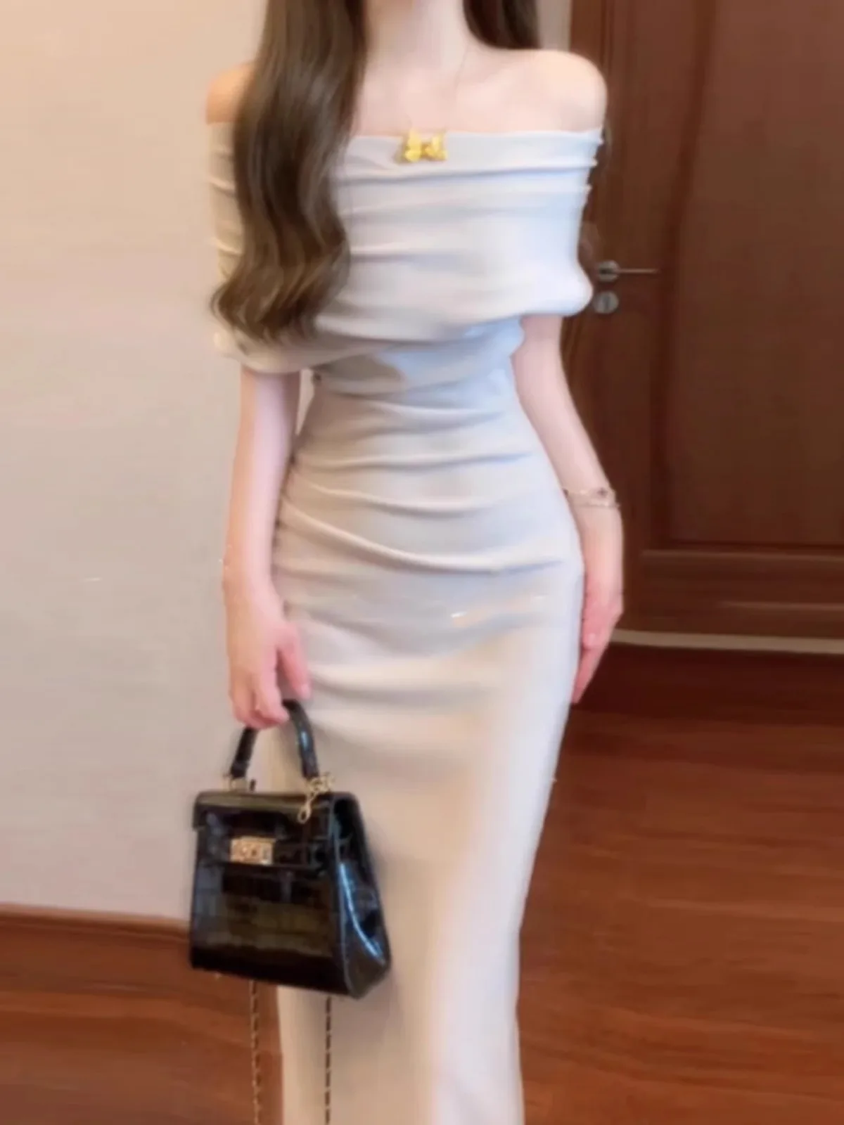 

Элегантное женское летнее вечернее платье макси на одно плечо с завышенной талией, полностью закрытое, класса люкс