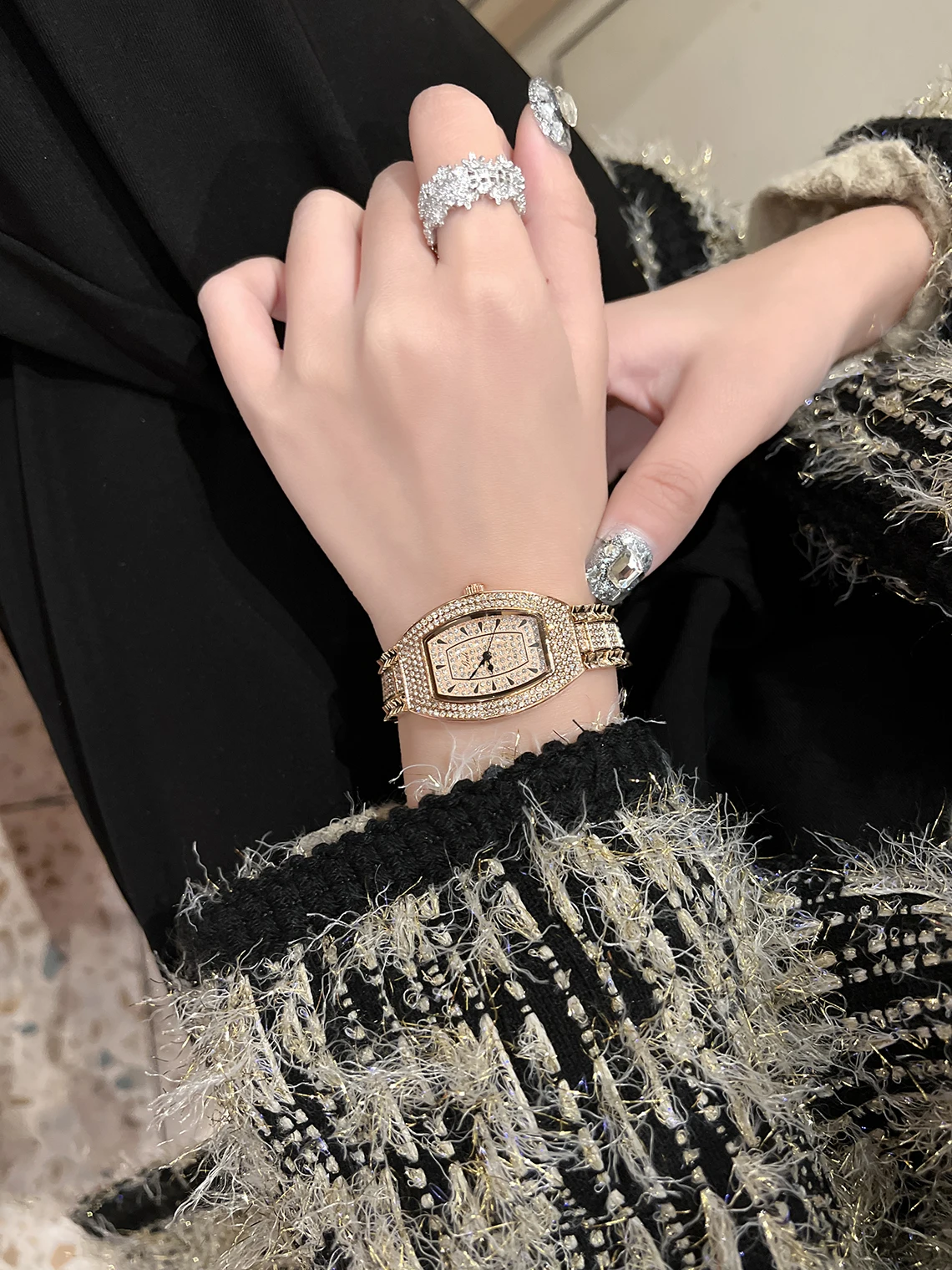 ساعات أنيقة ماسية كاملة للحفلات في المملكة المتحدة وفرنسا