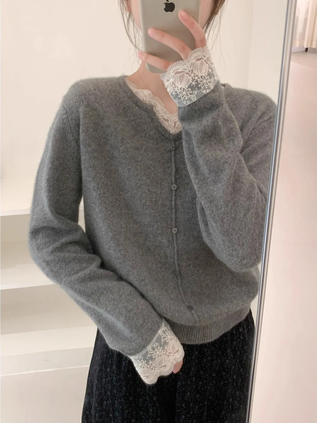 

Женский комфортный вязаный свитер с V-образным вырезом, корейский стиль, с кружевной отделкой, однотонный, с длинными рукавами, стандартный крой, коллекция ранняя весна 2026