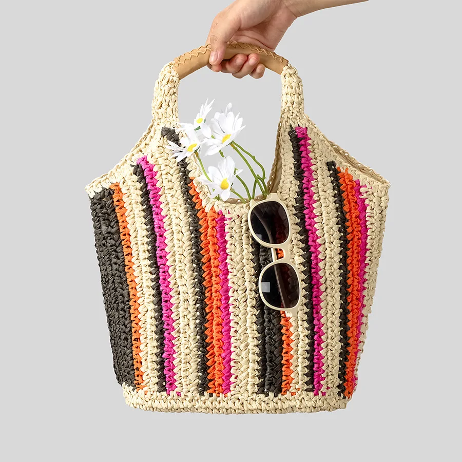 

Элегантная кожаная сумка-тоут для подгузников с дизайнерским оформлением, большая вместимость, стильный аксессуар для создания неповторимого образа.