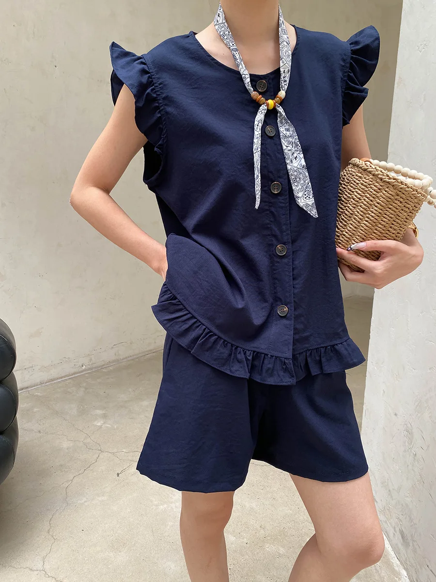 Sommerliches Damen-Set: Einfarbiges, ärmelloses Shirt mit Fungus-Edge-Details und kurzen Ärmeln sowie Shorts mit Kordelzug. – Detail 23