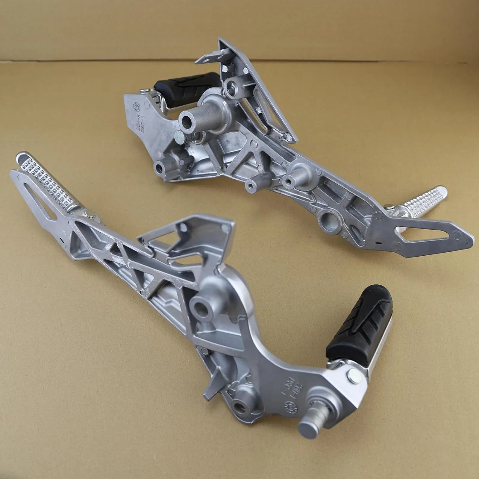 مجموعة أوتاد قدم للدراجة النارية من سبائك الألومنيوم عالية القوة 6061 مناسبة للجانب الأيمن والأيسر لـ 2017-2020 Honda Grom MSX 125 SF