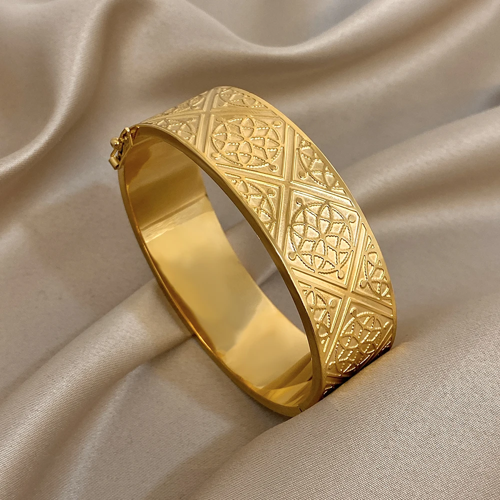 

Freetry Retro Round Stainless Steel Cuff Wide Bracelet Women Party Gold Color Carving Flower Butterfly Geometric Spring Bangle