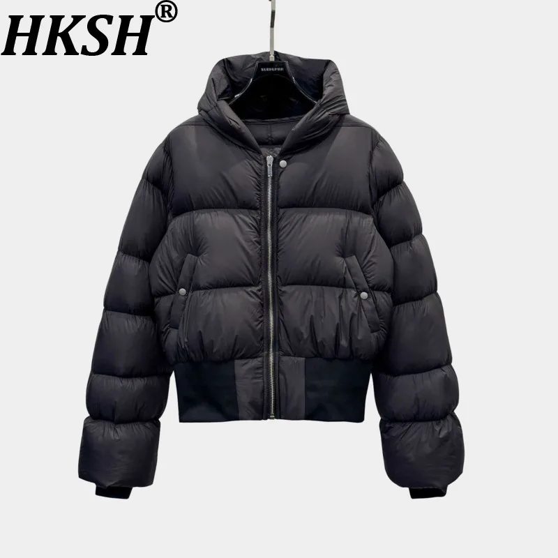 HKSH 2025 Winter New Women Down Coat Hooded Zipper Pockets Wasit Cinching Lightweight Dark High Street Short Warm Jacket HK13328