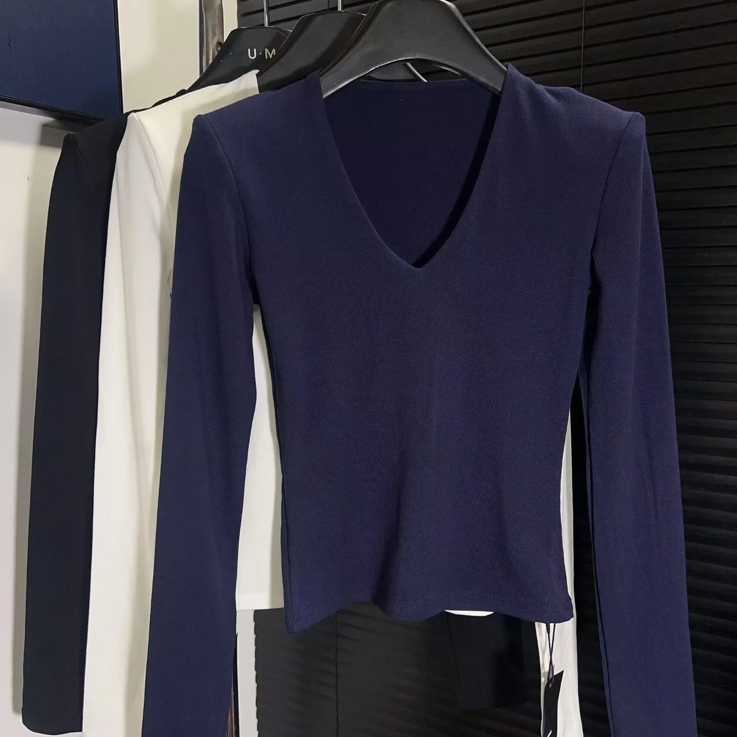 2025年冬 スリムフィット ロングスリーブ VネックTシャツ レディース フローティングショルダーパッド付きTシャツ 通勤用 暖かい 秋冬