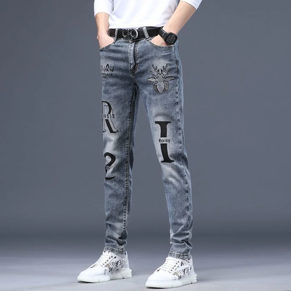 

Summer 2023 New Men's Luxury Denim Pants Korean Style Fashion Slim Jeans Soft Stretch Cowboy Cotton Trousers with Letter Print