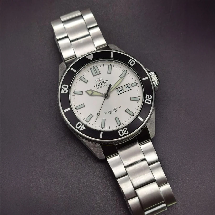 ساعة أورينت ساعة ميكانيكية يابانية من سلسلة الغواصة هي ساعة غوص مقاومة للماء بطول 200 متر مضيئة