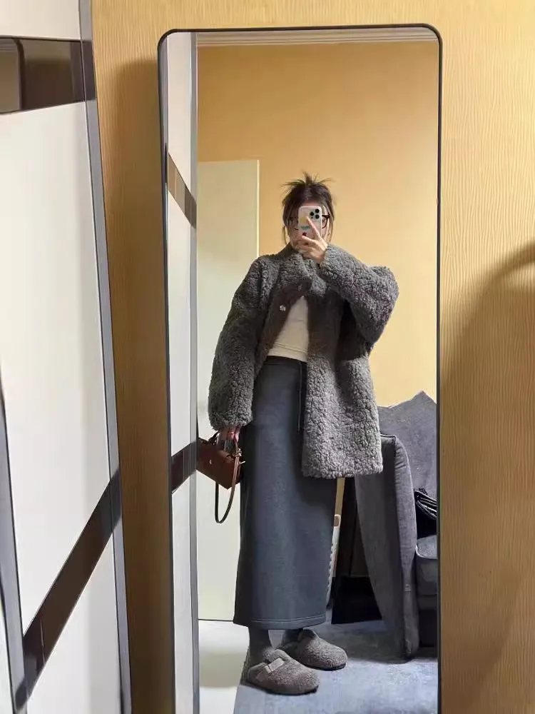 

Lamb Wool Jacket White Woman Reverse Sleeve Fit Flipped Joint Dimension Inverted Connection Measure Reversed Junction Size Girls