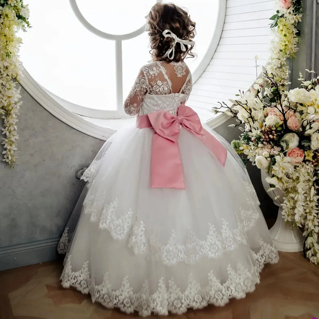 فستان فتاة الزهور البيضاء المخصص مزين بالزهور مع فيونكة وردية نصف كم لحفلات الزفاف وأعياد الميلاد وحفلات التواصل المقدس